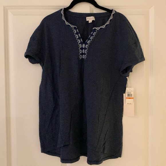 New with tags Two by Vince Camuto navy blue tshirt with embroidered collar - Picture 1 of 6